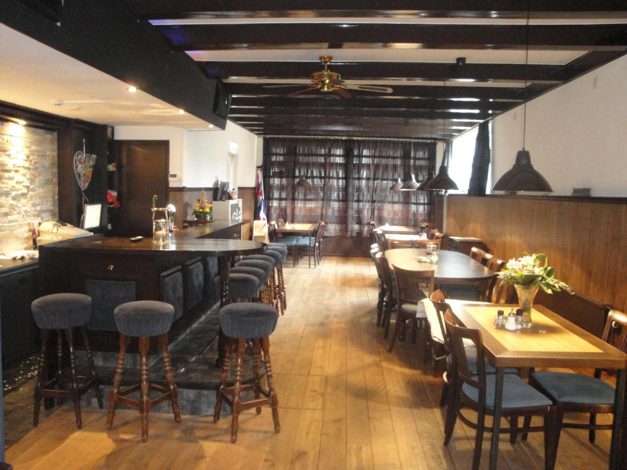 陆瓦尔登 De Gouden Klok酒店 外观 照片
